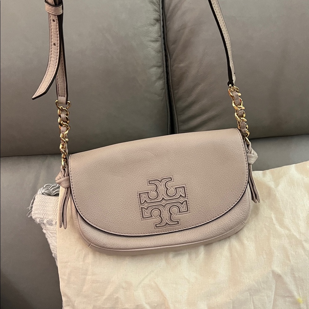Tory Burch Harper Leather Crossbody Bag 
Bedrock color.  EUC GOLD IN STRAP - Picture 12 of 14